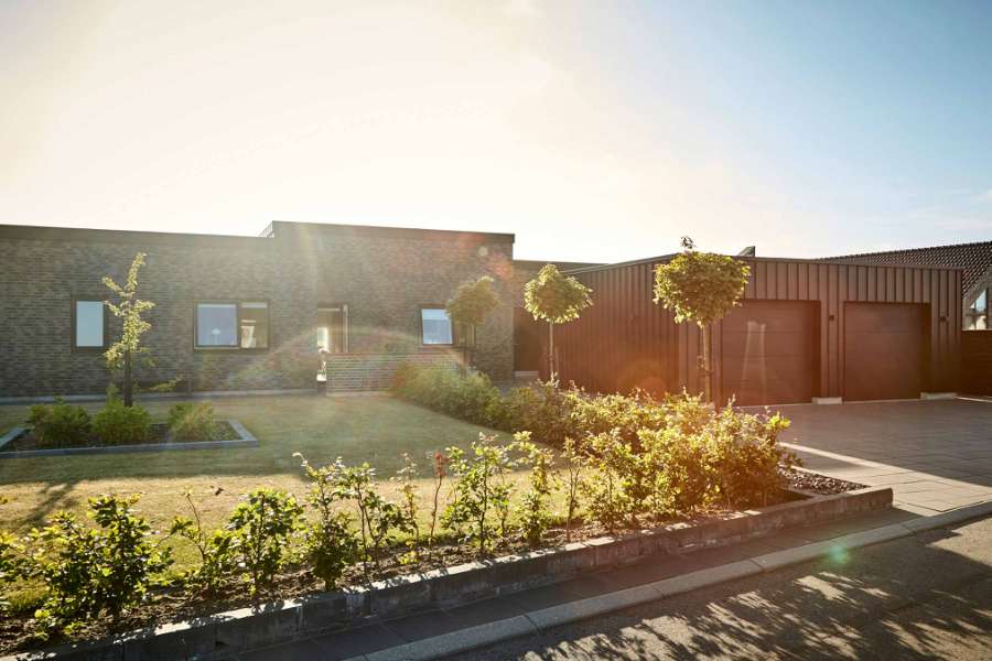 Stilfuld stålbeklædning af dobbeltgarage, Klosterlunden 7, 9490 Pandrup